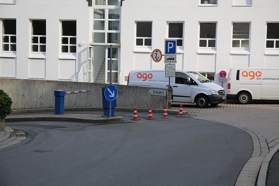 Rohrbruch setzt Tiefgarage unter Wasser - THW und Feuerwehr müssen in der Nacht anrücken – Bauarbeiter übernehmen am Morgen die Reinigungsarbeiten – Tiefgarage bleibt für die Öffentlichkeit gesperrt – Ausmaß des Wasserschadens immer noch erkennbar