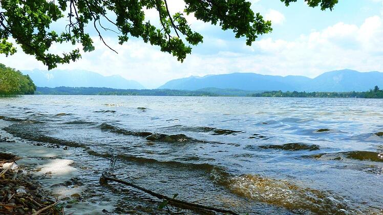 Der 48-jährige Mann war zusammen mit seiner Familie im Staffelseeim Landkreis Garmisch-Partenkirchen geschwommen, als er plötzlich ohnmächtig wurde. Symbolbild: LoggaWiggler, pixabay.com