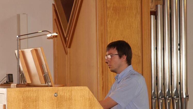 Ludwig Wolf begeisterte auf der großen Hoffmann-Orgel von Ebelsbach mit dem Präludium in C von Joh. Seb. Bach.Günther Geiling