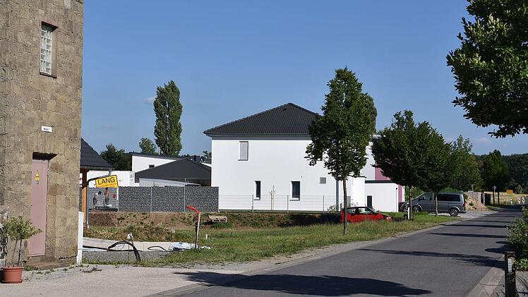 Entlang des Baugebiets "Bodenfeld" in Wonfurt soll noch ein Mehrzweckstreifen mit Parkflächen in der Grillengasse angelegt werden.Ulrike Langer