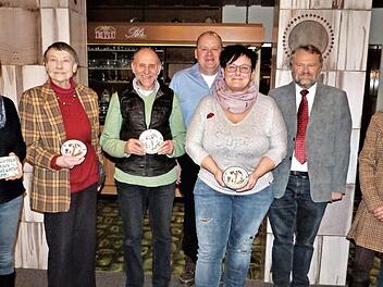 Die schönsten Anwesen des Ortes hat der Gartenbauverein Thurnau prämiert. Unser Bild zeigt (von links) Susanne Illigmann, Christa Hiller von Gaertringen, Herbert Weiser, Vorsitzenden Rainer Harz, Anja Badura-Aichberger, Kreisfachberater Friedhelm Haun, Zweite Vorsitzende Sabine Hacker und Bürgermeister Martin Bernreuther. Fotos: Werner Reißaus