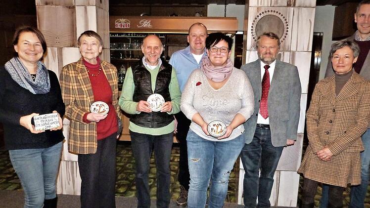 Die schönsten Anwesen des Ortes hat der Gartenbauverein Thurnau prämiert. Unser Bild zeigt (von links) Susanne Illigmann, Christa Hiller von Gaertringen, Herbert Weiser, Vorsitzenden Rainer Harz, Anja Badura-Aichberger, Kreisfachberater Friedhelm Haun, Zweite Vorsitzende Sabine Hacker und Bürgermeister Martin Bernreuther. Fotos: Werner Reißaus