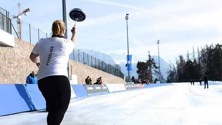 Antonia Kachelmann hat in Italien den Vizeeuropameistertitel im Eisstock-Weitschießen gewonnen. Annalena Leitner (SV Unterneukirchen) gewann mit 121,04 Metern, Kachelmann erzielte 118,19. Foto: Beate Purucker