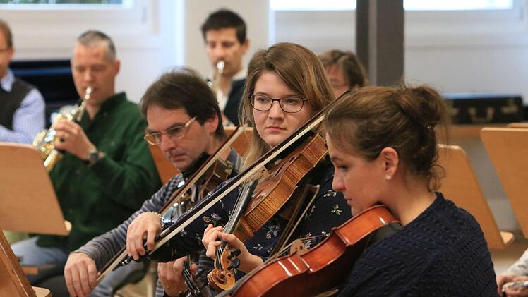 Coburgs Generalmusikdirektor Roland Kluttig probt mit dem Philharmonischen Orchester für das London-Gastspiel des Landestheaters.Foto:_Jochen Berger