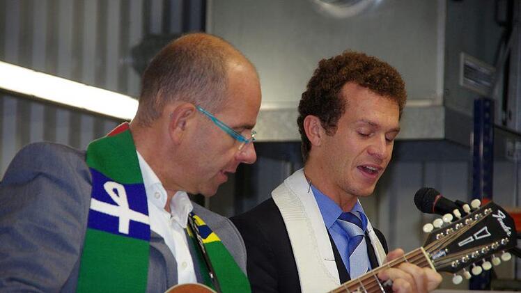 Der evangelische Pfarrer Marcus Döbert und Pfarrvikar Michael Schmitt bei der Einweihung. Klaus Werner
