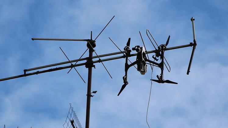 Als würde sie dazu gehören: die Drohne hängt in der Antenne.
