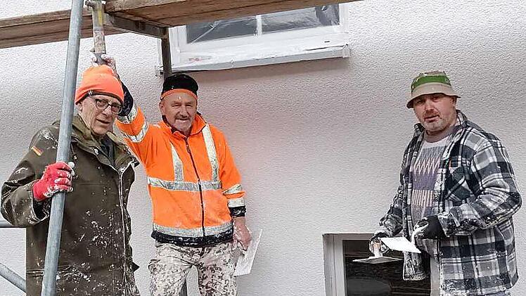 Reservisten halfen bei Verputzerarbeiten im Ahrtal (von links): 1. RK-Vorsitzender Walter Schultheis, 2. RK-Vorsitzender Bernhard Rudloff und Rudi Kress.