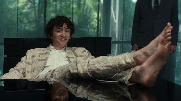 Auch in der Zukunft geht es einigen ziemlich gut, wie es scheint: Samuel Blenkin als "Boy Kavalier" in "Alien: Earth". Die Serie von Noah Hawley verlagert das Horrorgeschehen des ikonischen Weltraum-Urfilms von Ridley Scott auf die Erde.