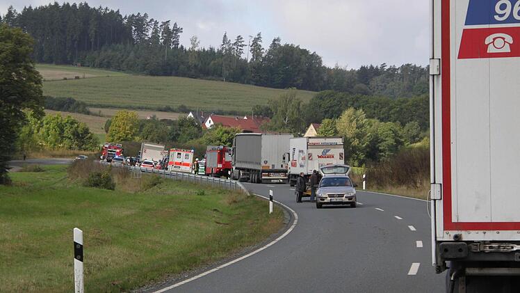 Wegen des Unfalls wurde die B 85 für etliche Zeit gesperrt.