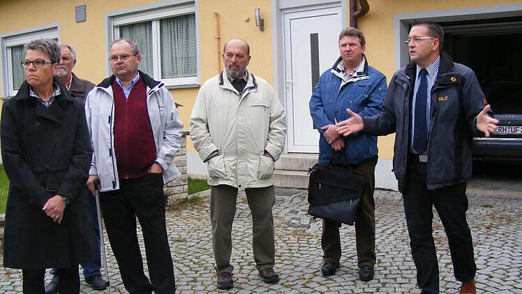 Bürgermeister Fischkal (links) und einige Gemeinderäte berieten sich gemeinsam mit den Anwohnern der Bahnhofstraße über die aktuelleVerkehrs- und Parksituation.