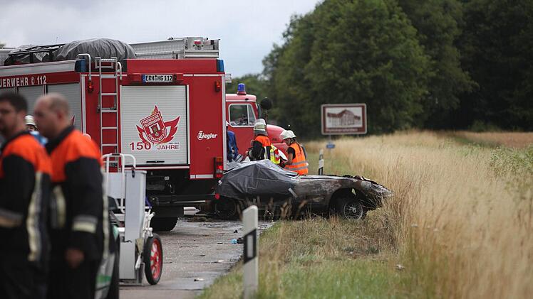 Auf der A3, zwischen Höchstadt-Ost und Pommersfelden, sind bei einem schweren Autounfall zwei Menschen gestorben. Sie sind in ihrem brennenden Fahrzeug, einem italienischen Sportwagen, ums Leben gekommen. Foto: News5/Fuchs