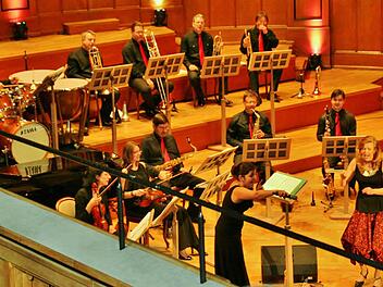 Orchesterchefin Elena Iossifova dirigiert Sängerin Deborah Cole und das Publikum Foto: Vogel