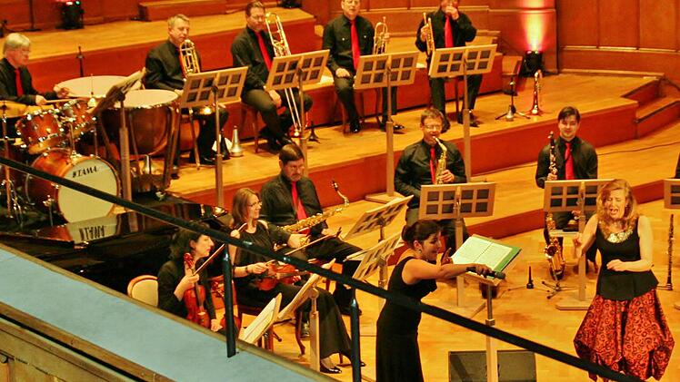 Orchesterchefin Elena Iossifova dirigiert Sängerin Deborah Cole und das Publikum Foto: Vogel