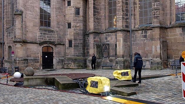 Dicke Kabelb&uuml;ndel haben die Mitarbeiter des ZDF in den vergangen Tagen in und um die Morizkirche verlegt.  Foto: Christoph Winter
