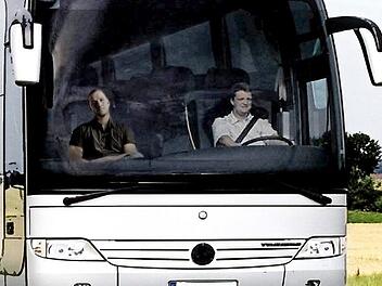 Eine moderner Reisebus rollt über eine Landstraße.  Symbolbild: dpa