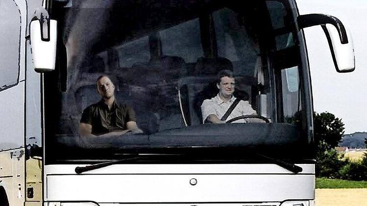 Eine moderner Reisebus rollt über eine Landstraße.  Symbolbild: dpa