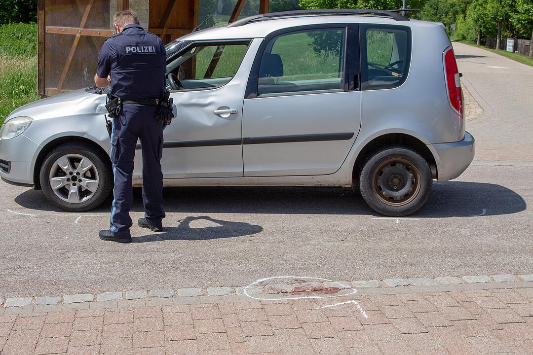Radfahrer hat Glück im Unglück nach Kollision mit Auto