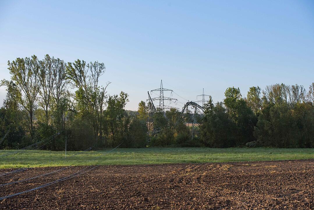 Sturm Fabienne wütet in Unterfranken: Kirchturmspitze abgerissen, Strommasten umgeknickt