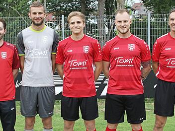 Vorstellung der Neuzugänge beim Trainingsauftakt des Coburger Kreisligisten TV Ebern, von links: Spielleiter Frank Hagel, Paul Schad, Moritz Nembach (beide eigene Jugend), Oliver Dorsch (FC Rentweinsdorf), Trainer Ralf Baum. Auf dem Bild fehlen die beiden Nachwuchskräfte Fabio Deininger und Simon Brückner. Foto: Dietz