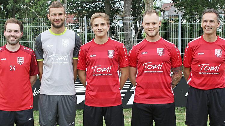 Vorstellung der Neuzugänge beim Trainingsauftakt des Coburger Kreisligisten TV Ebern, von links: Spielleiter Frank Hagel, Paul Schad, Moritz Nembach (beide eigene Jugend), Oliver Dorsch (FC Rentweinsdorf), Trainer Ralf Baum. Auf dem Bild fehlen die beiden Nachwuchskräfte Fabio Deininger und Simon Brückner. Foto: Dietz