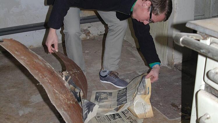In einer Pause kann man auch noch die Zeitung von 1968 lesen. Foto: Stephanie Elm
