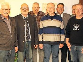 Die Funktionäre und Vereinsmeister des KZV Grub am Forst im Jubiläumsjahr: von links Hans Fugmann, Vorsitzender Dieter Büttner, Anton Zimmer, Hans Oppel, Bürgermeister Jürgen Wittmann, Helmut Gack und Frank Pregler Foto: Michael Stelzner