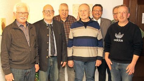 Die Funktionäre und Vereinsmeister des KZV Grub am Forst im Jubiläumsjahr: von links Hans Fugmann, Vorsitzender Dieter Büttner, Anton Zimmer, Hans Oppel, Bürgermeister Jürgen Wittmann, Helmut Gack und Frank Pregler Foto: Michael Stelzner