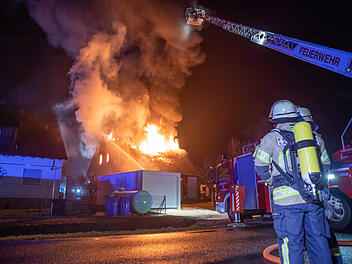 In einem Einfamilienhaus im Landkreis Fürth ist der Dachstuhl in Brand geraten.