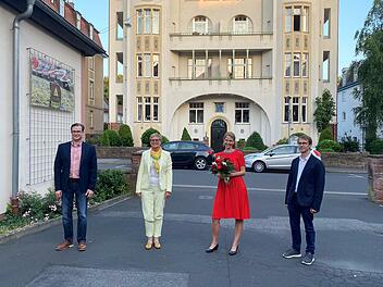 Norbert Schaub (von links) und Sabine Dittmar gratulieren der neuen Vorsitzenden der Bad Kissinger SPD Maren Schmitt und bedanken sich bei ihrem Vorgänger Tobias Schneider.