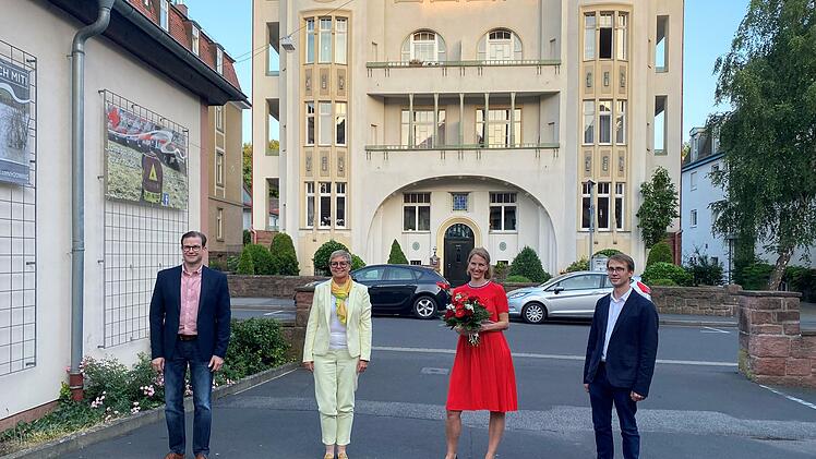 Norbert Schaub (von links) und Sabine Dittmar gratulieren der neuen Vorsitzenden der Bad Kissinger SPD Maren Schmitt und bedanken sich bei ihrem Vorgänger Tobias Schneider.