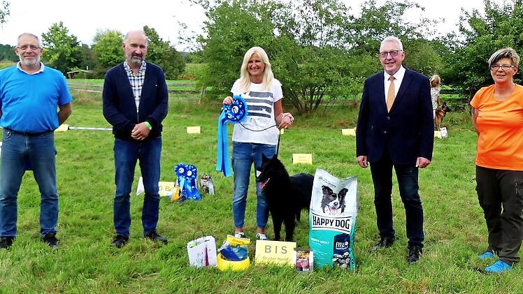 Siegerhündin "Feliz von Canis Lupus Pallipes" mit Susanne Klein (Mitte) sowie (von links) Zuchtleiter Armin Backschies, Zuchtrichter Thomas Nallin, Bürgermeister Harald Hübner und Ausstellungsleiterin Simone Köhler