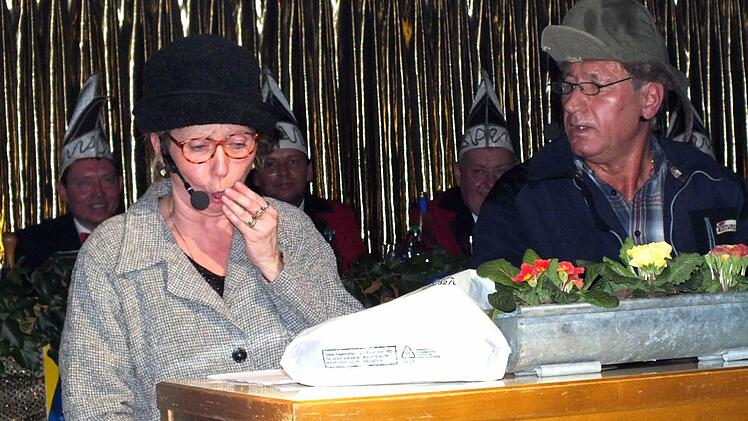 Inge Volger (Sand) und Hans Schumm (Krum) hatten viel Pech bei einer Silvesternacht auf einer einsamen Berghütte,