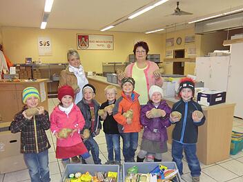 Die Vorschulkinder vom Kinderhaus Pusteblumen brachten ihre gesammelten Lebensmittel und die größten Langenleitner Kartoffeln zur Tafel nach Bad Neustadt. Mit auf dem Foto sind Kinderhausleiterin Michaela Nöth (links) und die Vorsitzende der Tafel Romy Straub (rechts). Foto: Marion Eckert