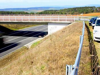 Wer den Umweg zum Pendlerparkplatz bei Burglauer nicht nehmen will, der parkt an der Zufahrt zur Schlegelswarte, steigt über die Nottreppen zum Zubringer hinab und wartet dort auf die Mitfahrgelegenheit. Das ist verkehrsrechtlich gewagt, aber wird gemacht.Foto: Heike Beudert