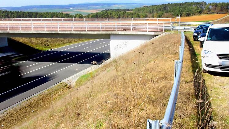 Wer den Umweg zum Pendlerparkplatz bei Burglauer nicht nehmen will, der parkt an der Zufahrt zur Schlegelswarte, steigt über die Nottreppen zum Zubringer hinab und wartet dort auf die Mitfahrgelegenheit. Das ist verkehrsrechtlich gewagt, aber wird gemacht.Foto: Heike Beudert