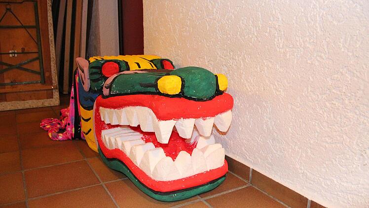 Geschnitzt aus Styropor: der Drachenkopf. Foto: Miriam Hegner