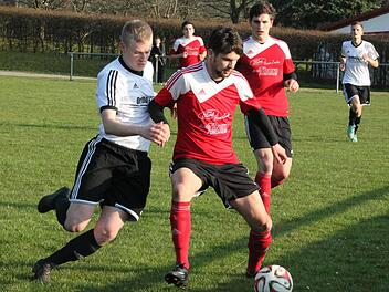In dieser Szene behauptete der Adelsdorfer Daniel Brenner (Mitte) den Ball gegen den Weingartser Timo Bäuml und behielt mit seinem Team auch am Ende knapp die Oberhand. Fotos: Johannes Höllein