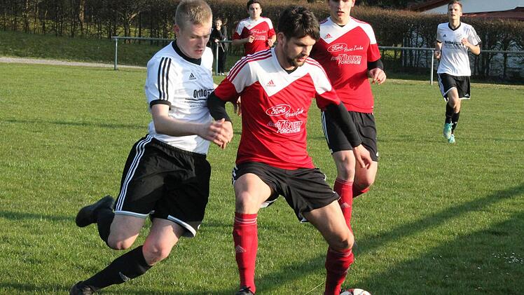 In dieser Szene behauptete der Adelsdorfer Daniel Brenner (Mitte) den Ball gegen den Weingartser Timo Bäuml und behielt mit seinem Team auch am Ende knapp die Oberhand. Fotos: Johannes Höllein