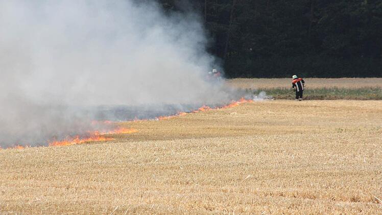 Ein Feld direkt brannte am Freitagnachmittag am ersten Windrad der WEA Windheim. Foto: Arnold Nöth