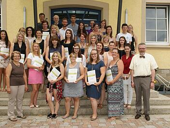 An der Fachakademie für Sozialpädagogik fand die Abschlussfeier für 33 Erzieherinnen und Erzieher statt, die nun nach dem Berufspraktikum ihre Abschlusszeugnisse in Empfang nahmen.  Foto: Sabine Weinbeer