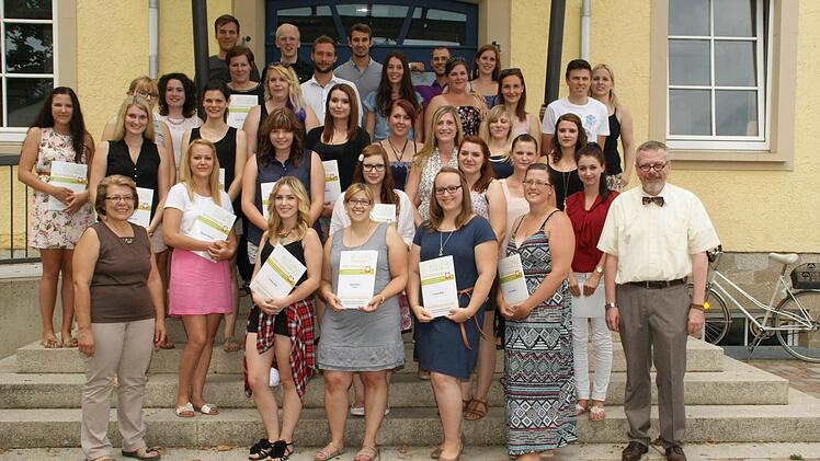 An der Fachakademie für Sozialpädagogik fand die Abschlussfeier für 33 Erzieherinnen und Erzieher statt, die nun nach dem Berufspraktikum ihre Abschlusszeugnisse in Empfang nahmen.  Foto: Sabine Weinbeer