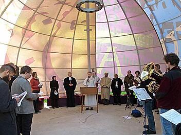 Zum Saisonauftakt kamen Besucher dreier Religionen in das Zelt am Markusplatz.Foto: Marion Krüger-Hundrup
