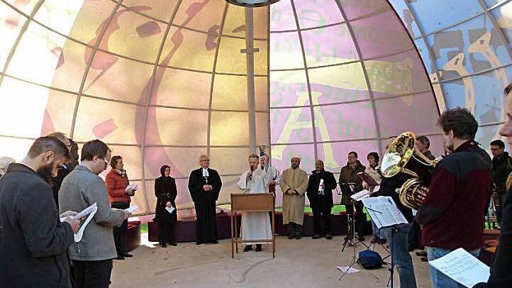 Zum Saisonauftakt kamen Besucher dreier Religionen in das Zelt am Markusplatz.Foto: Marion Krüger-Hundrup