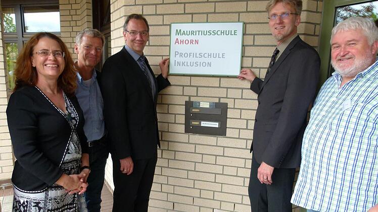 Das Inklusionsschild ist angebracht. Stolz darauf sind (von links) Karolin Netschopirenko, Ewald Schramm, Thomas Nowak, Stephan Schwarzenberger und Hans Sommer. Foto: Lothar Weidner