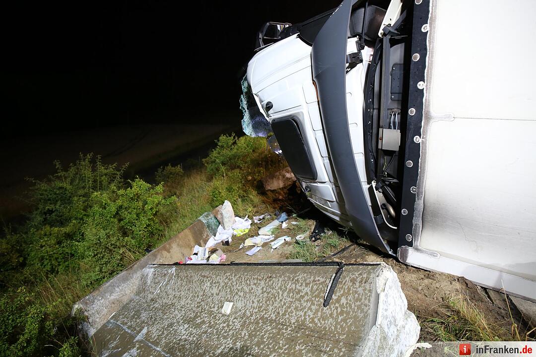 Lkw kippt um und blockiert komplette A9