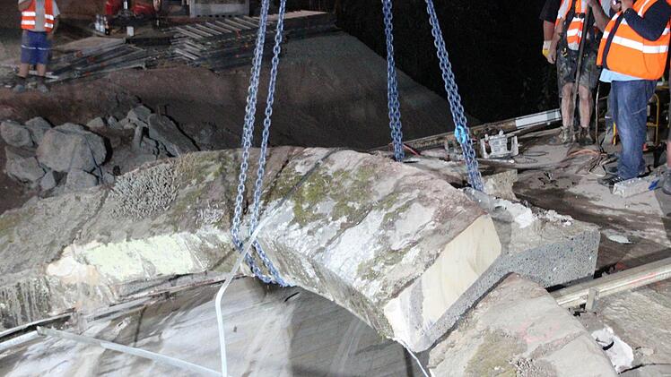 Das erste herausgesägte Brückenteil.  Foto: Friedwald Schedel