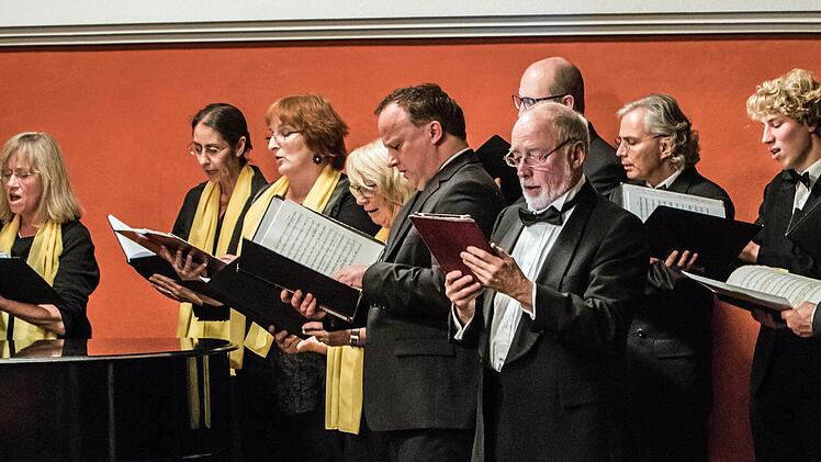 Der israelische Komponist und Pianist Issak Tavior und der Zamir-Chor Bayreuth gestalteten ein Gedenkkonzert im Coburger Haus Contakt. Foto: Jochen Berger