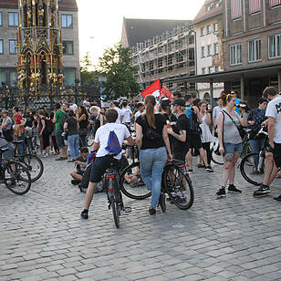 Spontandemo gegen Abschiebepraxis - 60 vorwiegend junge Menschen protestieren in Nürnberg friedlich gegen Asylpolitik