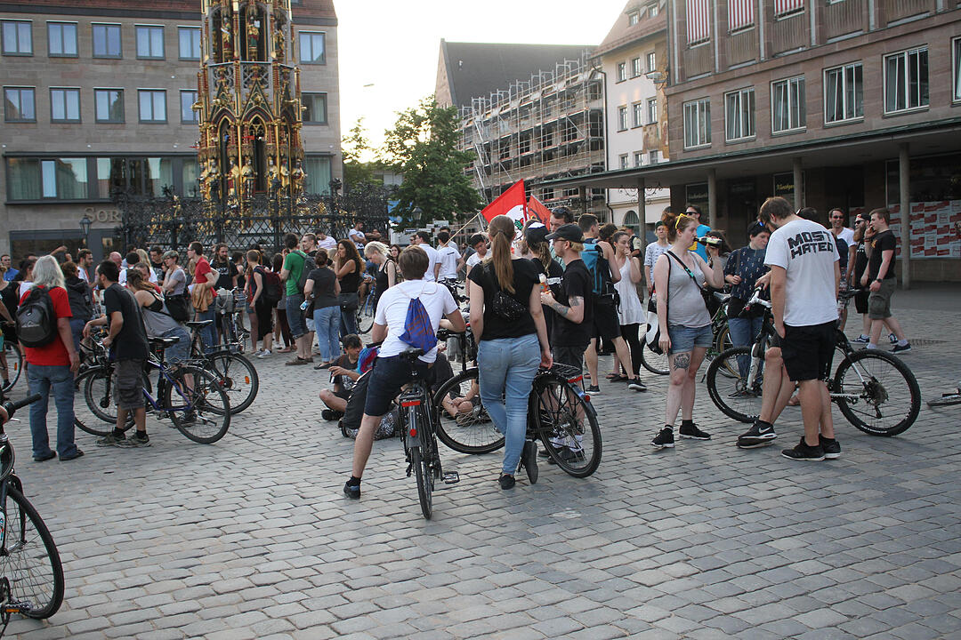 Spontandemo gegen Abschiebepraxis - 60 vorwiegend junge Menschen protestieren in Nürnberg friedlich gegen Asylpolitik