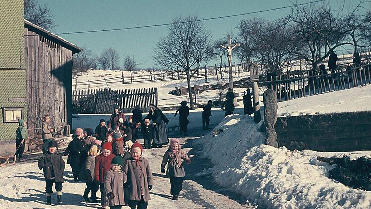 Bildstock an seinem ursprünglichen Standort neben Schule, mit den Kindergartenkindern, um 1950. Im Hintergrund das Hohmann - Kreuz. Foto: Sammlung Ernst Zimmermann